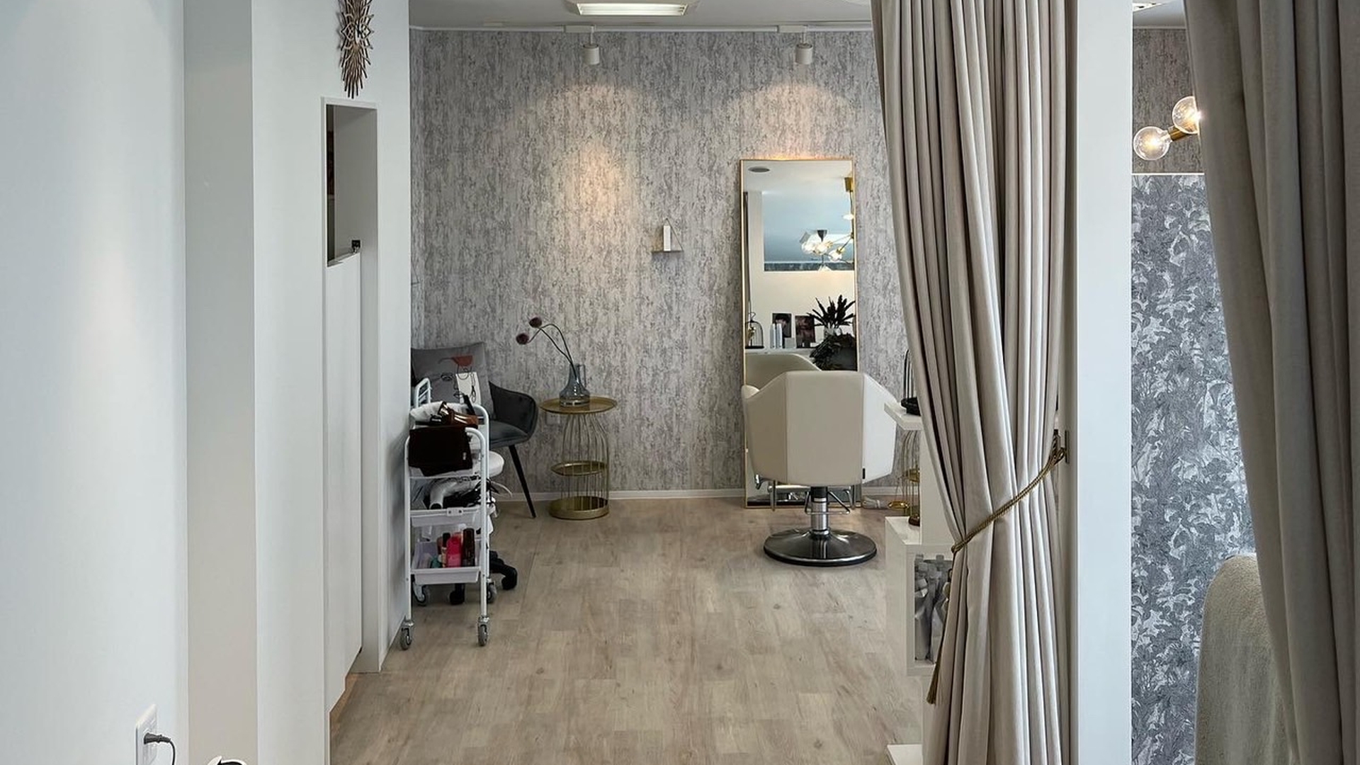 美容室Radio TONARI店